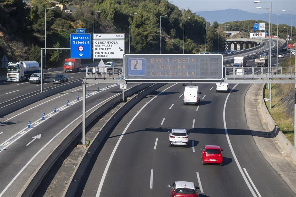 Archivo - Señales de carretera en la C-58 a la altura de Montcada i Reixach, a 1 de diciembre de 2025, en Barcelona, Catalunya (España).