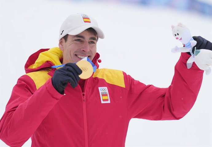BORMIO, 19 de fevereiro de 2026 — Oriol Cardona Coll, da Espanha, posa para fotos durante a cerimônia de premiação da prova de sprint masculino de esqui de montanha nos Jogos Olímpicos de Inverno Milão-Cortina 2026, em Bormio, Itália, em 19 de fevereiro d