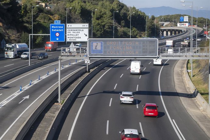 Archivo - Arxivo - Senyals de carretera en la C-58 a l'altura de Montcada i Reixach, a 1 de desembre de 2025, a Barcelona, Catalunya (Espanya). 