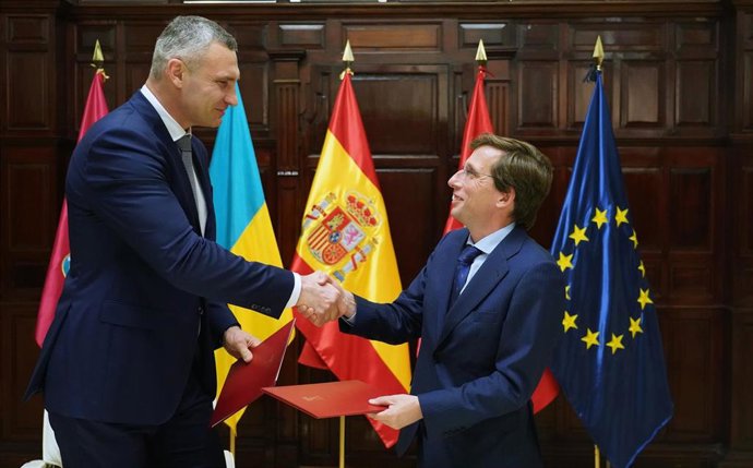 Archivo - Firma de hermanamiento entre Madrid y Kiev