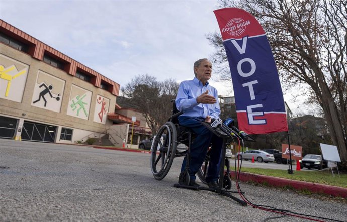 El gobernador de Texas, Greg Abbott, deposita su voto anticipado en las primarias legislativas del estado