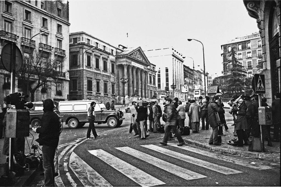 Archivo - MADRID, ESPAÑA - 23 DE FEBRERO DE 1981: Imágenes del cordón policial que rodea el Congreso de los diputados en donde se está produciendo el intento de Golpe de Estado por parte del Teniente Coronel de la Guardia Civil, Antonio Tejero.