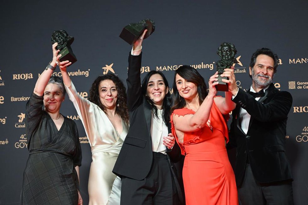 El equipo de la película 'Los Domingos' posa con los Goya obtenidos durante la 40 edición de los Premios Goya.
