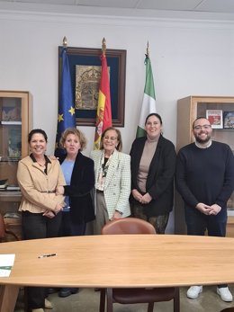La delegada de Inclusión Social en Granada, Matilde Ortiz, en su visita a Atarfe (Granada).