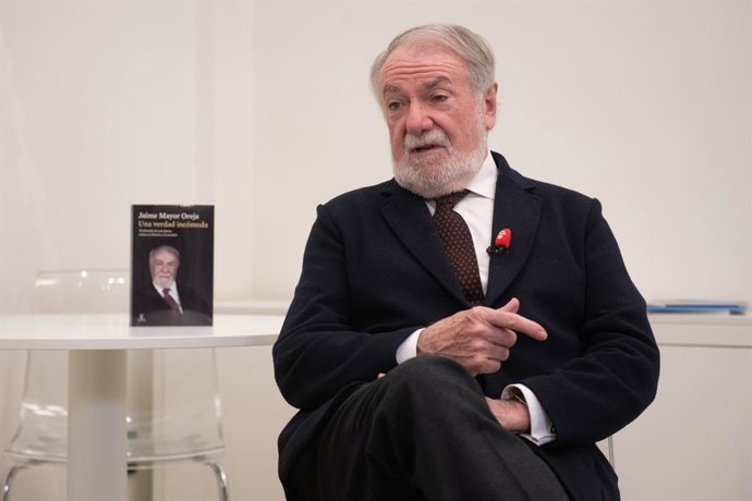 El exministro del Interior Jaime Mayor Oreja en una entrevista concedida a Europa Press, coincidiendo con la publicación de su libro 'Una verdad incómoda'.