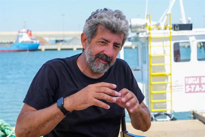 Archivo - El director de cine,  Alberto Rodríguez atiende a los medios de comunicación por el rodaje de la película 'Los Tigres'. Imagen de archivo. 