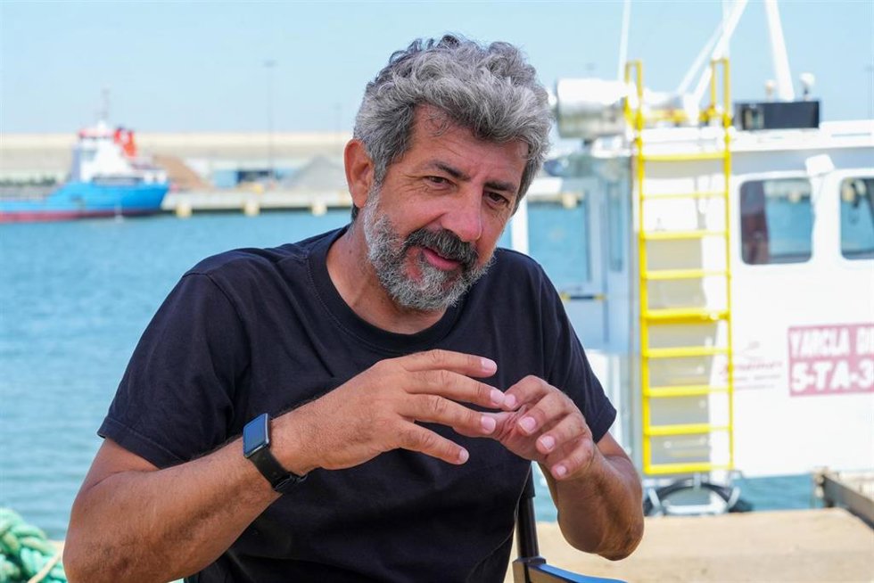 Archivo - El director de cine,  Alberto Rodríguez atiende a los medios de comunicación por el rodaje de la película 'Los Tigres'. Imagen de archivo. 