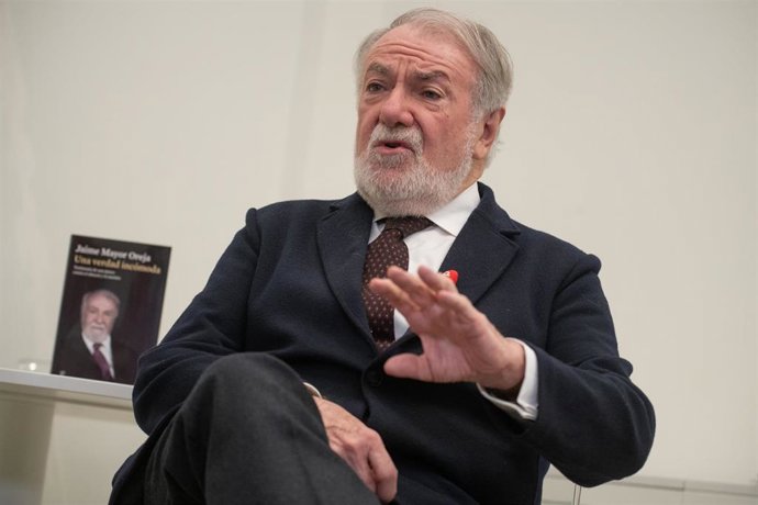 El exministro del Interior Jaime Mayor Oreja durante una entrevista concedida a Europa Press, coincidiendo con la publicación de su libro 'Una verdad incómoda' (Espasa).