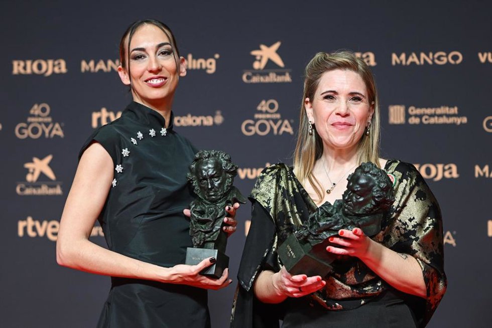 Las diseñadoras de sonido Laia Casanovas (i) y Yasmina Praderas (d) posan tras recibir el Goya a Mejor Sonido por la película 'Sirt', en la 40 edición de los Premios Goya, en el Auditori del Centre de Convencions Internacionals de Barcelona. 