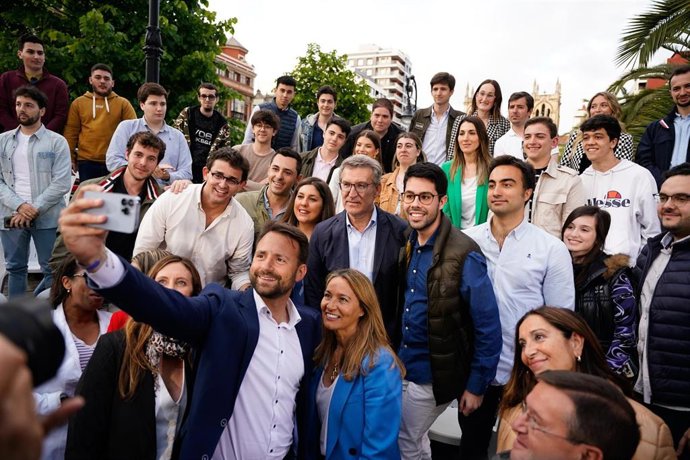 Archivo - El secretario general del PP de Asturias, Álvaro Queipo; la eurodiputada del PP Susana Solís y el presidente del PP, Alberto Núñez Feijóo se hacen un selfie. Archivo. 