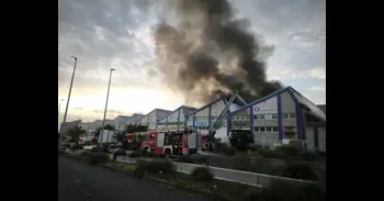 Trabajan en la extinción de un incendio declarado en una nave del Polígono Industrial de Güímar (Tenerife)