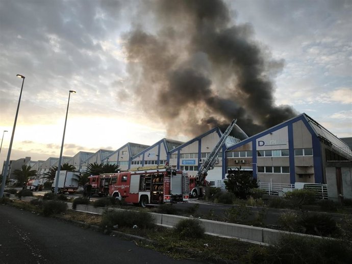 Suc.- Trabajan en la extinción de un incendio declarado en una nave del Polígono Industrial de Güímar (Tenerife)