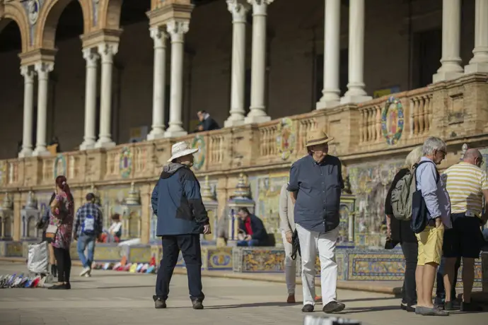 Turistas en la Plaza de España de Sevilla