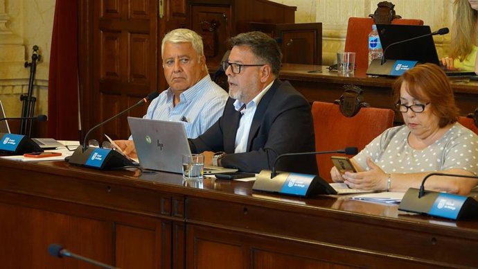 El responsable socialista de Movilidad en el Ayuntamiento, Jorge Quero, y el concejal responsable del distrito de Churriana, Salvador Trujillo.