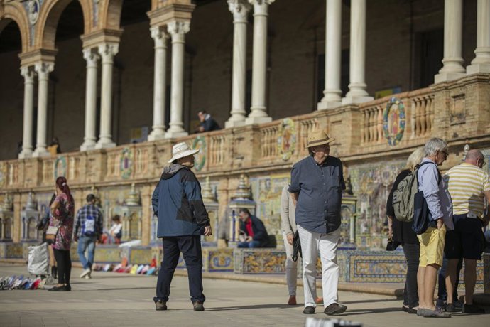 Archivo - Imágenes de recurso de turistas en la Plaza de España de Sevilla (Andalucía, España), a 22 de octubre de 2019.