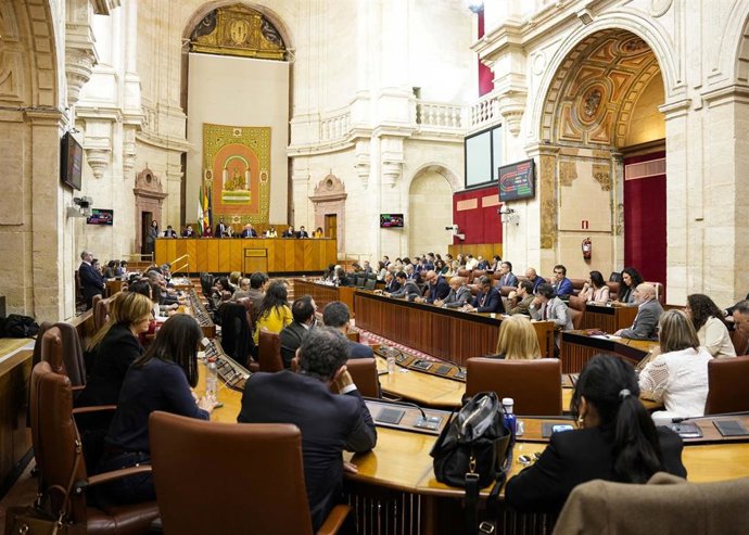 Diputados en el salón de Plenos del Parlamento andaluz. (Foto de archivo).