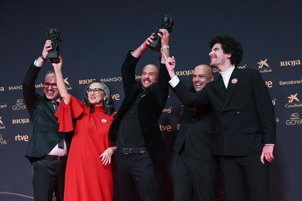 El director Alberto Vázquez Rico posa, tras recibir el Goya a Mejor Película de Animación por 'Decorado', en la 40 edición de los Premios Goya, en el Auditori del Centre de Convencions Internacionals de Barcelona