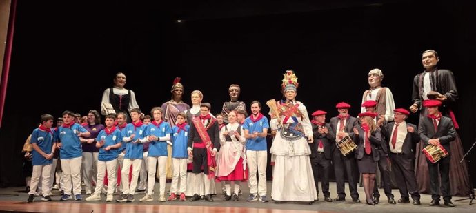 La comparsa infantil estrena dos nuevos gigantes danzantes de Calahorra