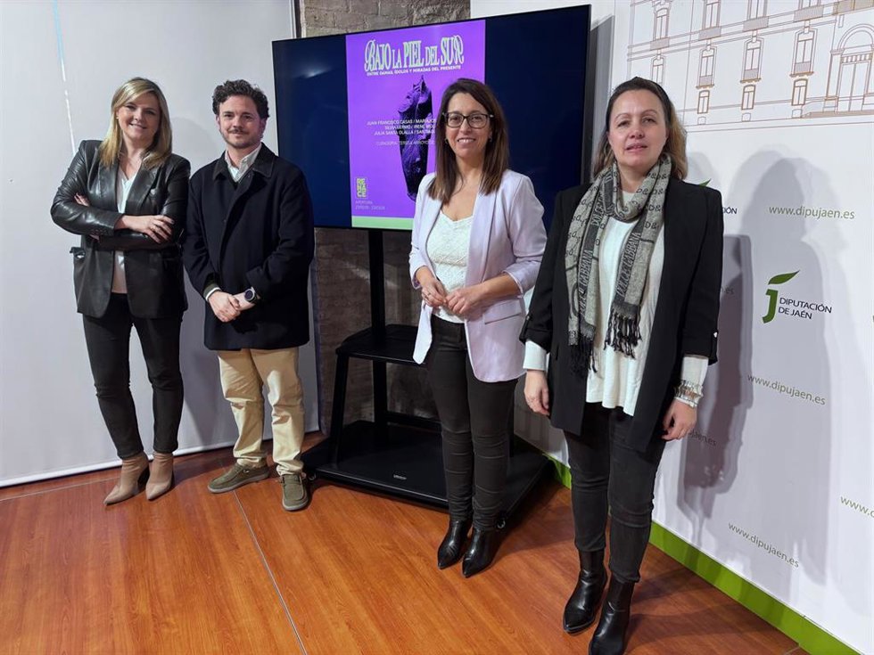 La diputada de Cultura y Deportes, África Colomo, y la directora de la Galería Renace, Patricia Galgani, presentes en el anuncio de la exposición 'Bajo la piel del sur' en Madrid.
