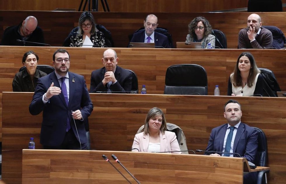 El presidente del Principado, Adrián Barbón, en un pleno