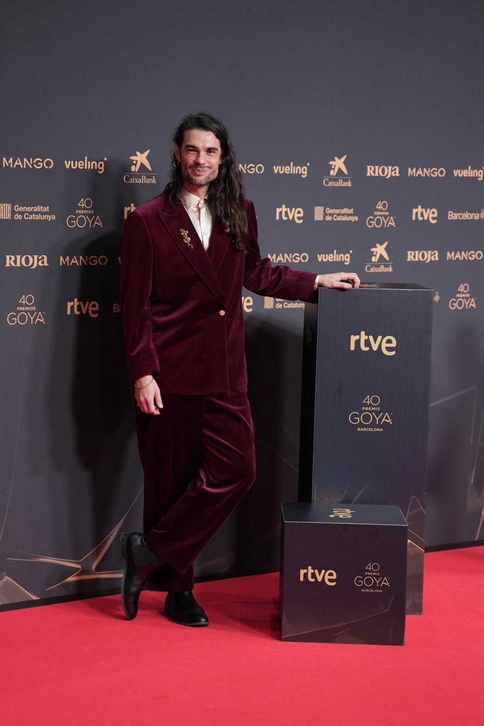 El director de cine Óliver Laxe posa en la alfombra roja de la 40 edición de los Premios Goya