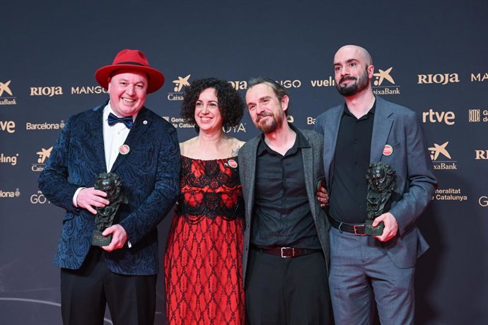 Alex Salu, Arturo Lacal, Jordi Jiménez y Mónica Gallego posan tras recibir el Goya al mejor cortometraje de animación por 'Gilbert', en la 40º edición de los Premios Goya. 