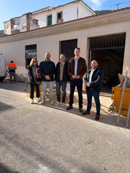 El diputado de Promoción y Turismo, Francisco Javier Lozano, junto al alcalde de este municipio, Francisco Ruiz, en la visita a las obras de reforma del edificio.