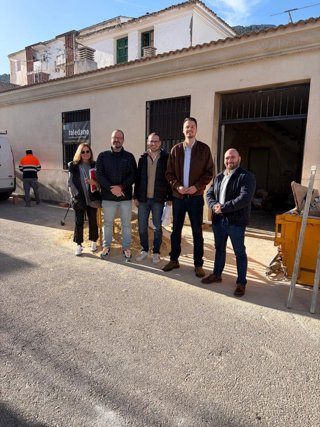 El diputado de Promoción y Turismo, Francisco Javier Lozano, junto al alcalde de este municipio, Francisco Ruiz, en la visita a las obras de reforma del edificio.