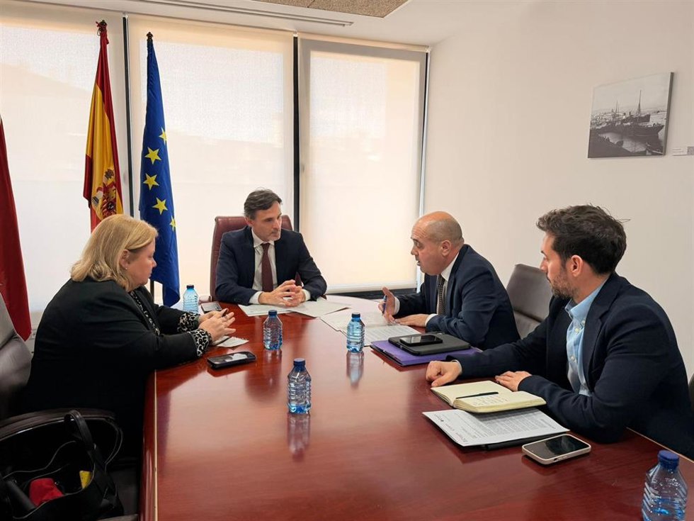 El Consejero De Fomento E Infraestructuras, Jorge García Montoro, Durante La Reunión Con La Presidenta De COEC, Ana Correa, Y Con El Presidente De La Cámara De Comercio De Cartagena, Miguel Martínez