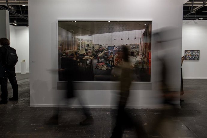 Archivo - March 5, 2025, Madrid, Spain: Several people walk in front of an exhibited painting during the opening of a new edition of ARCOmadrid (the International Contemporary Art Fair of Spain)..ARCO is one of the main contemporary art fairs on the inter