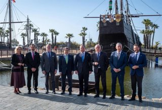 E presidente provincial, David Toscano, junto a una delegación de la Comisión de Asuntos Iberoamericanos del Senado, encabezada por su presidente, Juan José Matarí, en la visita.