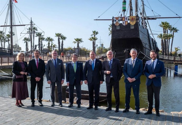 E presidente provincial, David Toscano, junto a una delegación de la Comisión de Asuntos Iberoamericanos del Senado, encabezada por su presidente, Juan José Matarí, en la visita.