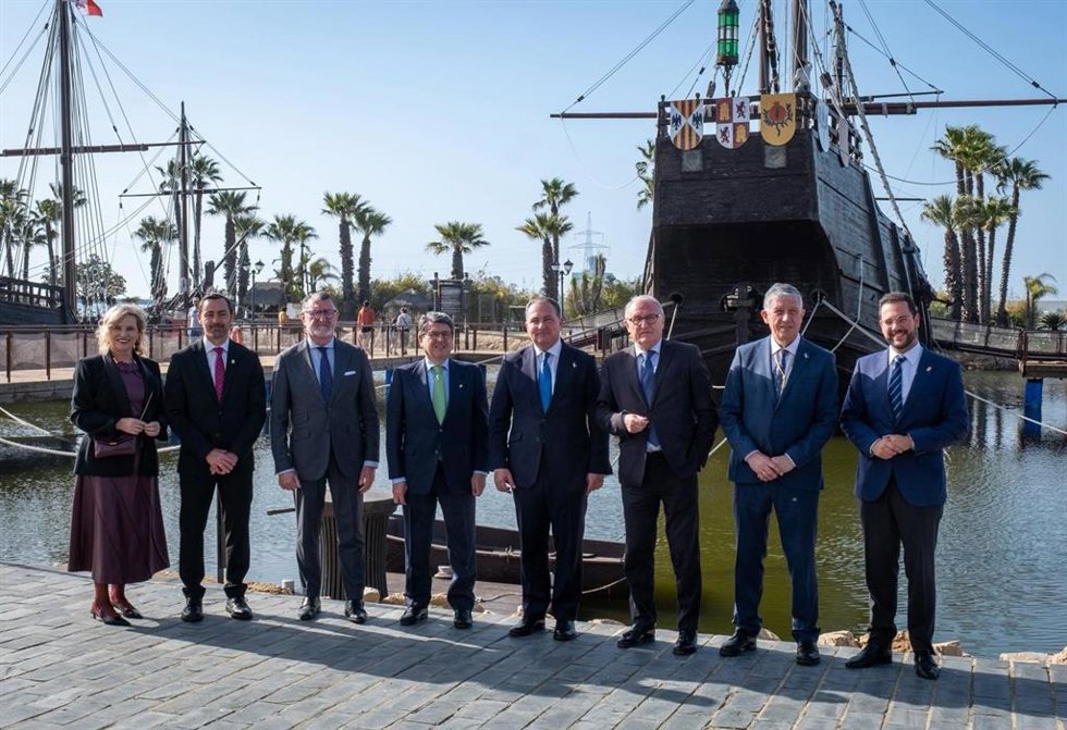 E presidente provincial, David Toscano, junto a una delegación de la Comisión de Asuntos Iberoamericanos del Senado, encabezada por su presidente, Juan José Matarí, en la visita.