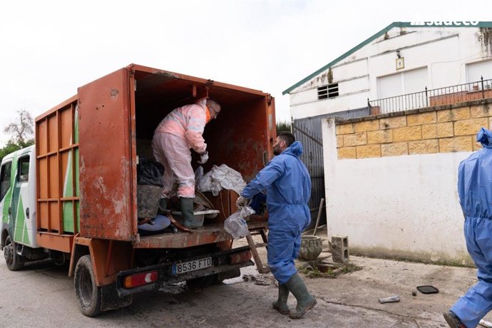 Labores de efectivos de la Empresa Municipal de Saneamientos de Córdoba (Sadeco).
