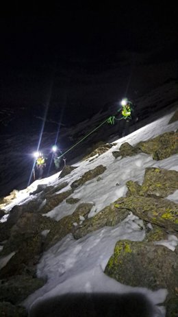 Un momento del rescata de los dos jóvenes atrapados por nieve y hielo.