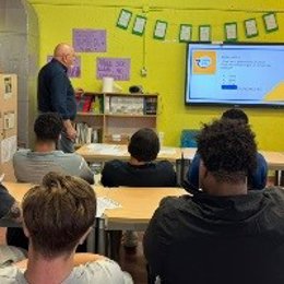 Jóvenes participan en el taller de educación financiera en el centro l'Alzina