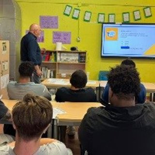 Jóvenes participan en el taller de educación financiera en el centro l'Alzina