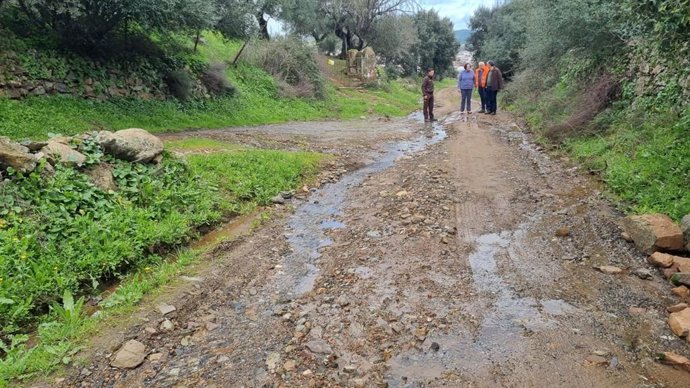 La secretaria de Estado de Agricultura y Alimentación, Begoña García Bernal, en una visita a una de las zonas afectadas por el temporal en Extremadura. Imagen de archivo