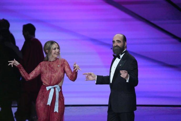 Los presentadores de la gala Rigoberta Bandini y Luis Tosar durante la 40º edición de los Premios Goya, en el Auditori del Centre de Convencions Internacionals, a 28 de febrero de 2026, en Barcelona, Cataluña (España). Los galardones son otorgados de mane