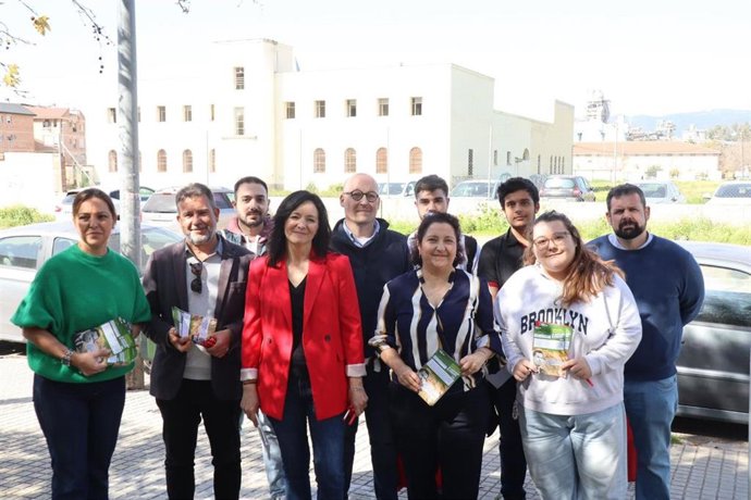 La secretaria general del PSOE de Córdoba, Rafi Crespín, en el reparto informativo en el barrio de Levante con motivo del 28-F.