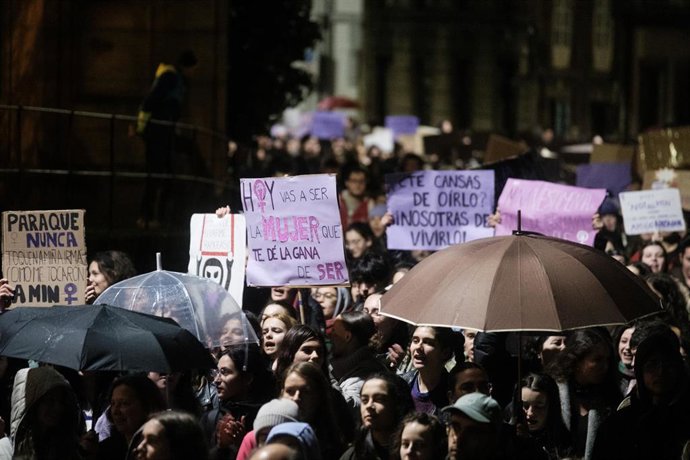 Archivo - Miles de mujeres protestan con carteles durante una manifestación convocada por Plataforma Feminista Galega, por el 8M, Día Internacional de la Mujer, desde la Praza del Obradoiro, a 8 de marzo  de 2023, en Santiago de Compostela, A Coruña, Gali