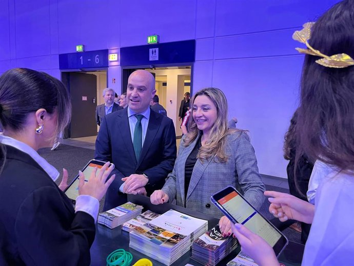 Archivo - El vicepresidente de la Diputación de Almería, José Antonio García, y la diputada provincial María del Mar López, en la ITB de Berlín. Imagen de archivo. 