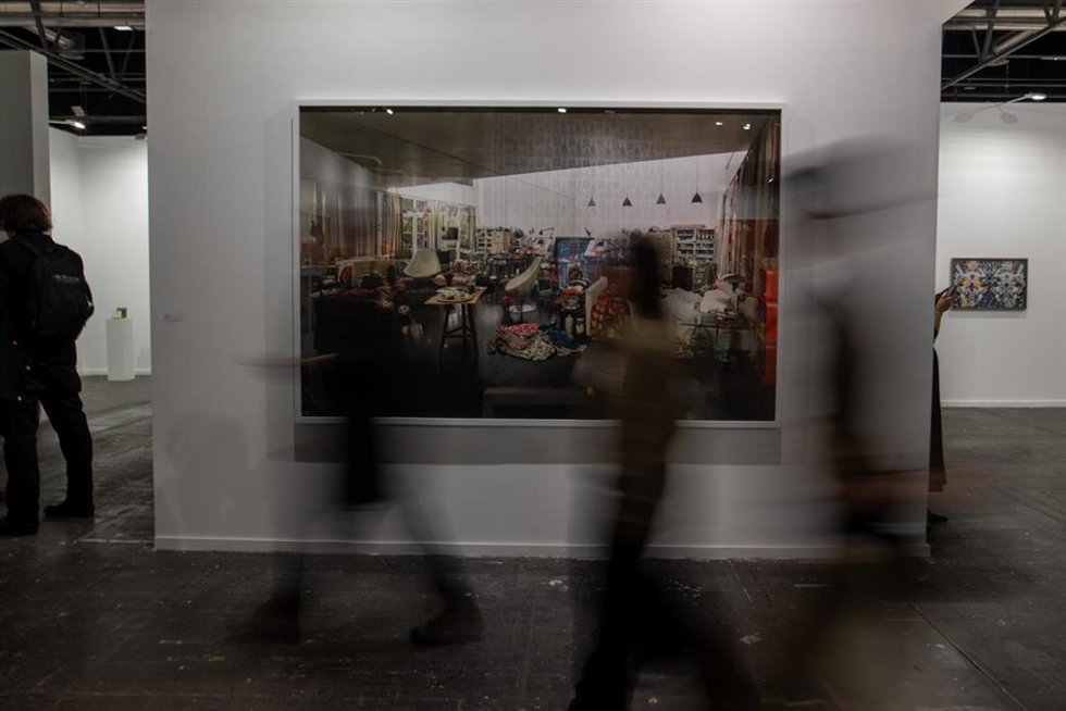 Archivo - March 5, 2025, Madrid, Spain: Several people walk in front of an exhibited painting during the opening of a new edition of ARCOmadrid (the International Contemporary Art Fair of Spain)..ARCO is one of the main contemporary art fairs on the int