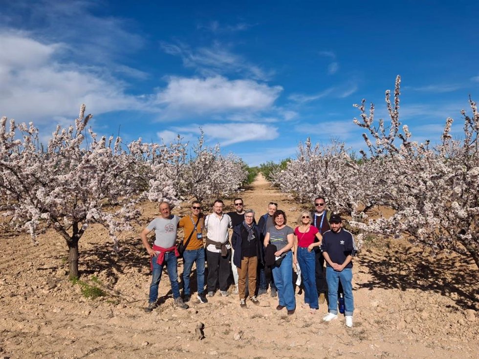 Un grupo de periodistas alemanes, que ha visitado la Región de Murcia esta semana, ha conocido las floraciones de Mula y Cieza.