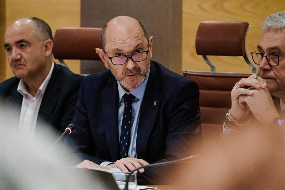 Archivo - El Presidente de la Real Federación Española de Fútbol (RFEF), Rafael Louzán, durante una Comisión de Educación, Formación Profesional y Deportes en el Senado