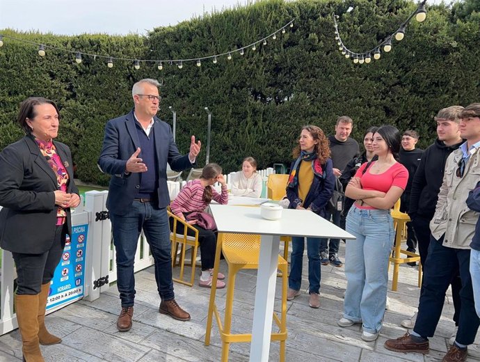 La delegada de Educación del Ayuntamiento de Jerez (Cádiz), Nela García, en la visita al hotel.