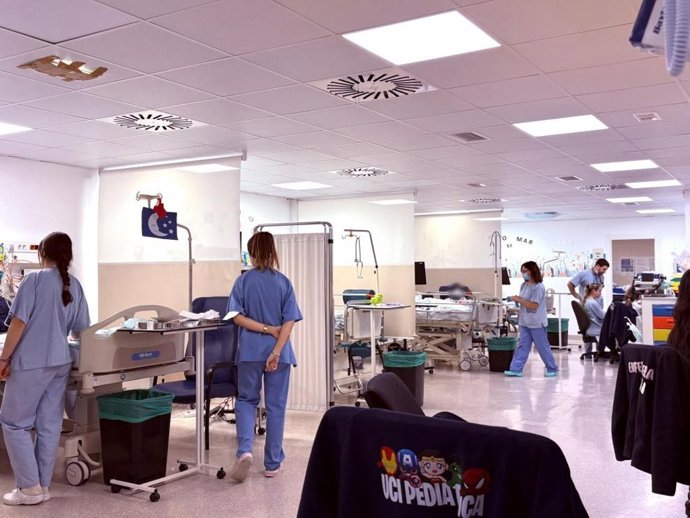 Imagen de la actual UCI pediátrica del Hospital Infantil Miguel Servet de Zaragoza. En otra zona del hospital comienza una obra para acoger la futura unidad que sustituirá la actual.