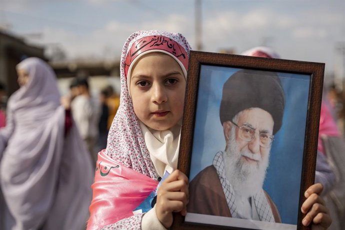 4 de fevereiro de 2026, Budgam, Jammu e Caxemira, Índia: Uma menina muçulmana xiita da Caxemira observa enquanto segura uma fotografia do líder iraniano aiatolá Ali Khamenei durante uma manifestação. Muçulmanos xiitas, em sua maioria estudantes de escolas