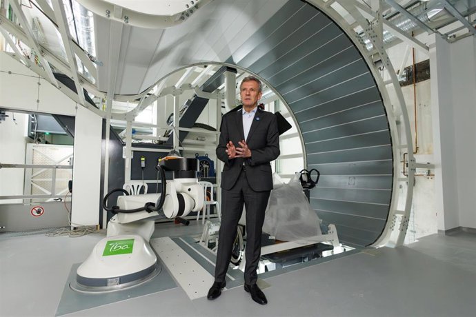 El presidente de la Xunta, Alfonso Rueda, en el Centro de Protonterapia de Galicia.