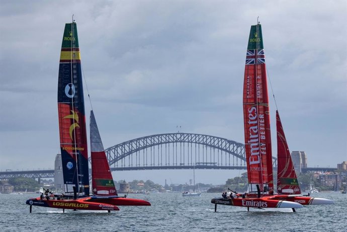 El equipo español de SailGP junto al equipo británico en el Gran Premio de Sídney